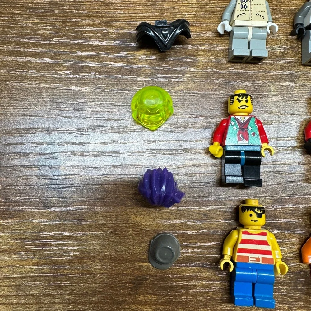 Vintage LEGO Minifigures Lot of 9 Pirates Castle Space Town Figures Accessories - Picture 5 of 9